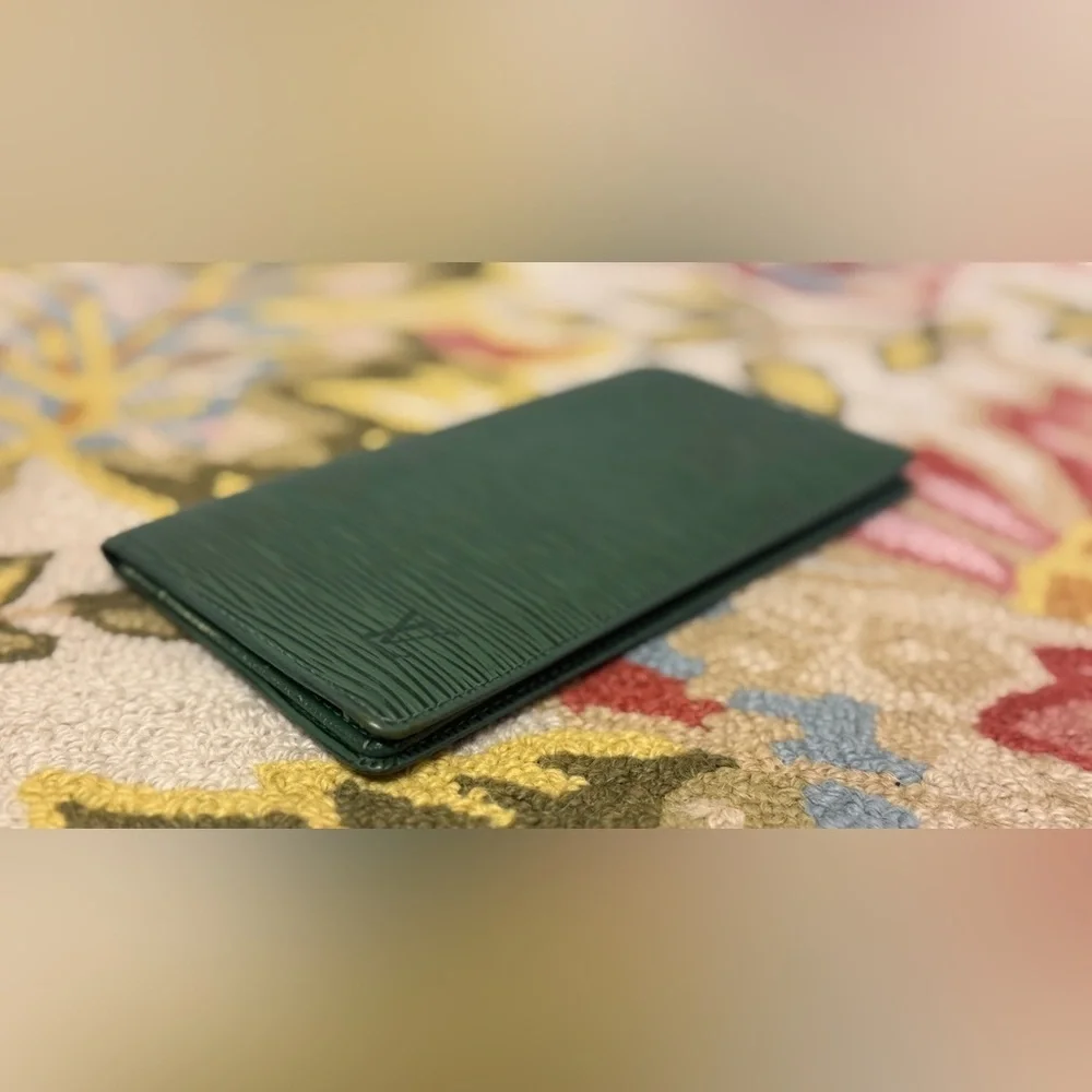 LOUIS VUITTON Vintage Unisex Green Epi Leather Long Bi-Fold Agenda Wallet
